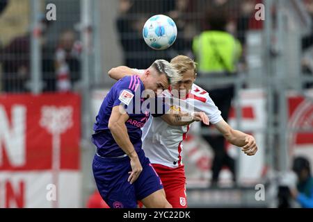 Ratisbona, Germania. 19 ottobre 2024. Fussball; Spieltag 09; 2. Bundesliga; Saison 2024/2025; Jahn Regensburg gegen fortuna Düsseldorf AM 19.10.2024 a Ratisbona UBz: 16 Louis Breunig, rechts Jahn Regensburg, gegen Felix Klaus, fortuna Düsseldorf. Credito: dpa/Alamy Live News Foto Stock