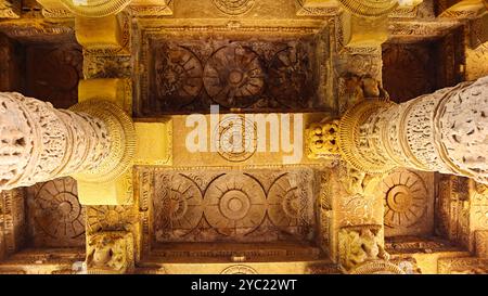 Dettagli intagliati sul soffitto e sui pilastri del Tempio Navlakha, Sejakpur, Surendranagar, Gujarat, India. Foto Stock