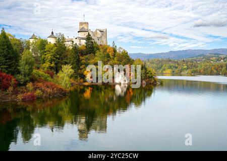 Castello medievale di Dunajec, noto anche come castello di Niedzica, situato presso il lago Czorsztyn. Niedzica, Contea di Nowy Targ, Polonia, 06.10.2022 Foto Stock