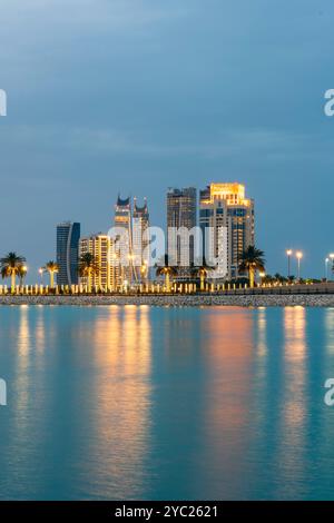 La città di Lusail di recente sviluppo e la torre a mezzaluna sullo sfondo. Foto Stock