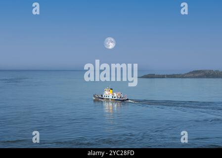 Traghetto per Cremyll sull'estuario di Hamoaze Tamar tra Plymouth Royal William Yard Devon e Mount Edgcumbe in Cornovaglia sotto la luna piena Foto Stock