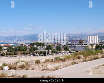 Beirut, Libano. 19 ottobre 2024. Un colpo di porto danneggiato di Beirut, Libano, 19 ottobre 2024. (Foto di Elisa Gestri/Sipa USA) credito: SIPA USA/Alamy Live News Foto Stock