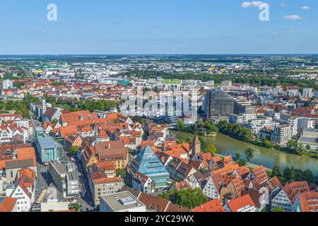 Vista del centro della città universitaria sveva di Ulm intorno alla centrale Piazza Minster Foto Stock