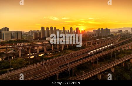 Il treno ad alta velocità attraversa il centro dei trasporti ferroviari Foto Stock