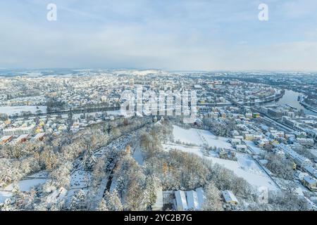 Ammira la città di Ratisbona, patrimonio mondiale dell'UNESCO, sul Danubio e Regen a dicembre Foto Stock