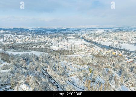 Ammira la città di Ratisbona, patrimonio mondiale dell'UNESCO, sul Danubio e Regen a dicembre Foto Stock