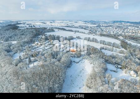 Ammira la città di Ratisbona, patrimonio mondiale dell'UNESCO, sul Danubio e Regen a dicembre Foto Stock