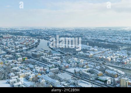 Ammira la città di Ratisbona, patrimonio mondiale dell'UNESCO, sul Danubio e Regen a dicembre Foto Stock