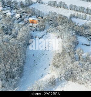 Ammira la città di Ratisbona, patrimonio mondiale dell'UNESCO, sul Danubio e Regen a dicembre Foto Stock