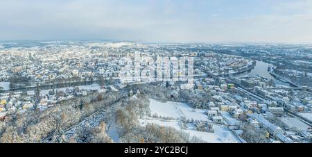 Ammira la città di Ratisbona, patrimonio mondiale dell'UNESCO, sul Danubio e Regen a dicembre Foto Stock