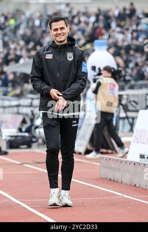 Ulm, Germania. 20 ottobre 2024. Calcio: Bundesliga 2, SSV Ulm 1846 - Karlsruher SC, Matchday 9, Donaustadion. L'allenatore di Ulm Thomas Wörle entra nello stadio. Credito: Harry Langer/dpa - NOTA IMPORTANTE: In conformità con le normative della DFL German Football League e della DFB German Football Association, è vietato utilizzare o far utilizzare fotografie scattate nello stadio e/o della partita sotto forma di immagini sequenziali e/o serie di foto video./dpa/Alamy Live News Foto Stock