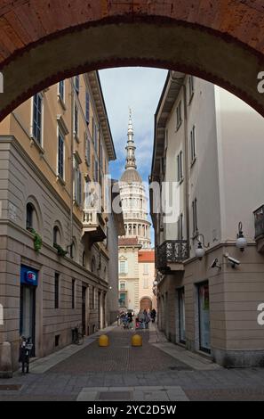 Via pedonale e Basilica di San Gaudenzio sullo sfondo, Novara, Piemonte, Italia Foto Stock