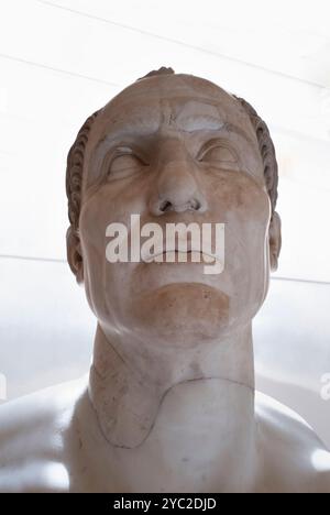 Napoli-Italia-11 marzo 2022- impressionante vista ravvicinata del busto di marmo di Gaio Giulio Cesare esposto al Museo Archeologico Nazionale di Napoli. Foto Stock