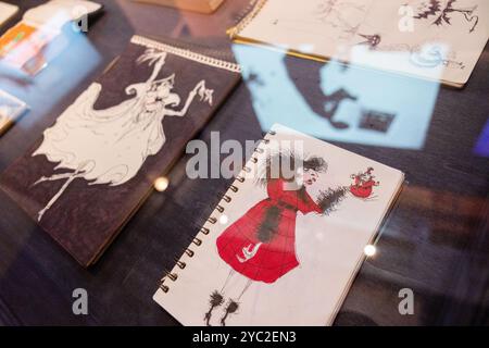 Londra, Regno Unito. 21 ottobre 2024. Sketchings alla mostra World of Tim Burton al Design Museum di Londra. In questa grande mostra gli archivi personali di Tim Burton vanno in mostra per la prima volta nel Regno Unito, con 600 articoli dei suoi cinquant'anni di produzione creativa in mostra. Crediti: Katie Collins/EMPICS/Alamy Live News Foto Stock