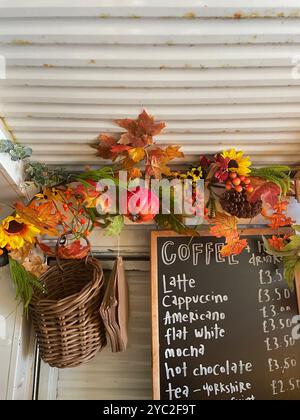 Cafe Truck in autunno, menu di caffe' autunnale decorato con foglie Foto Stock