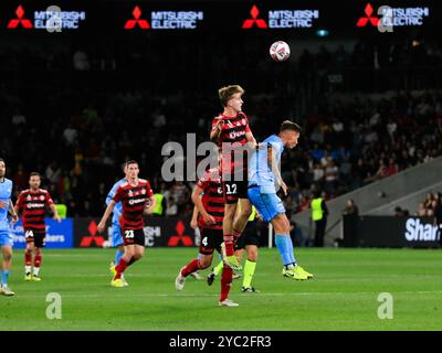 Sydney, Australia. 19 ottobre 2024. Ben Holliday n. 12 visto in azione durante la partita A-League 24/25 tra Sydney FC e Western Sydney Wanderers FC. Il Western Sydney Wanderers FC cadde 2-1 contro il Sydney FC. Credito: SOPA Images Limited/Alamy Live News Foto Stock