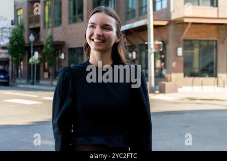 Donna che sorride nel centro di Olympia Foto Stock