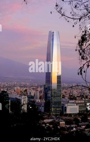 un grattacielo con riflessi al tramonto Foto Stock