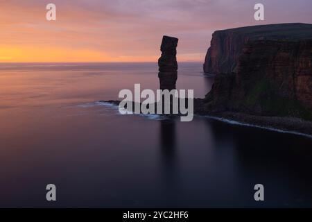 Tramonto con vista sulla pila del mare Old Man of Hoy, Hoy, Orcadi, Scozia Foto Stock