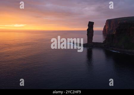 Tramonto con vista sulla pila del mare Old Man of Hoy, Hoy, Orcadi, Scozia Foto Stock