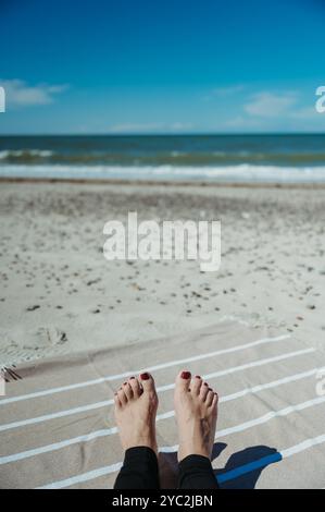 Donna che indossa un telo da spiaggia a Slettestrand Beach, Fjerritslev, Danimarca. Foto Stock