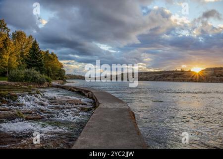 Fiume Missouri al tramonto a Great Falls, Montana Foto Stock