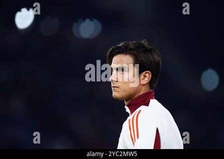Roma, Italia. 20 ottobre 2024. Paulo Dybala di Roma guarda durante il campionato italiano di serie A partita di calcio tra AS Roma e FC Internazional Foto Stock