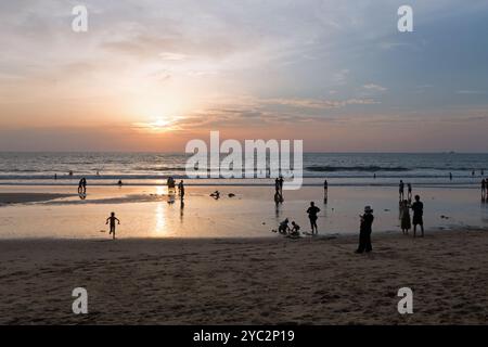 Vista della spiaggia di Bangtao (o Bang tao) a Phuket, Thailandia, Asia al tramonto. Paesaggio naturale tailandese e Mare delle Andamane con spiaggia tropicale Foto Stock