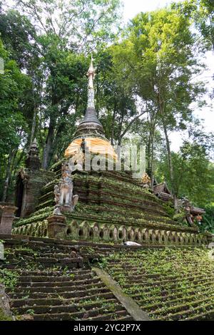 Vista di Wat Pha Lat, tempio buddista vicino a Doi Suthep e Chiang mai, Thailandia, Asia. Viaggia nel sud-est asiatico Foto Stock