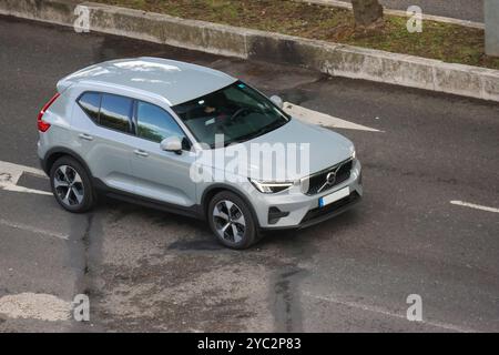 Il moderno suv grigio volvo xc40 sta guidando su strada Foto Stock