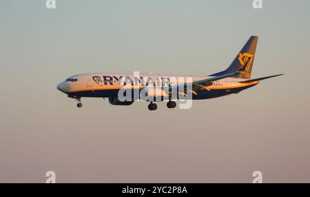 aereo Ryanair Boeing 737 800 in avvicinamento alla pista all'aeroporto di lisbona durante l'ora d'oro Foto Stock