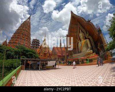 Tempio Wat Tham sua o Tiger Cave vicino a Kanchanaburi, Thailandia, Asia. Edificio religioso tailandese e santuario buddista con statua di Buddha dorato Foto Stock