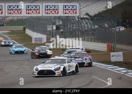 Sieger Rennen 1 Samstag, David Schumacher (AUT) / Salman Owega (Koeln/DEU), #2, Mercedes AMG GT3, Team: HRT (DEU), vor Jonas Karklys (LIT) / Pablo Schumm (DEU), #8, Audi R8 LMS GT3 Evo2, Team: LIQUI Moly Team Engstler by Nordpass (DEU), Motorsport Masters, AD6 GT Masters. Hockenheimring, Hockenheim, Baden-Wurttemberg, Deutschland, 20.10.2024 foto: Eibner-Pressefoto/Juergen Augst Foto Stock