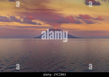 L'isola vulcanica di Stromboli all'alba con nuvole incredibili nel cielo Foto Stock