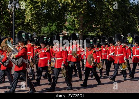 Guardie gallesi durante un cambio di guardia fuori Buckingham Palace a Londra, Inghilterra Foto Stock