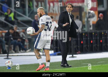 Roma, Lazio. 20 ottobre 2024. Federico Dimarco dell'Inter, allenatore dell'Inter Simone Inzaghi reagisce durante la partita di serie A tra Roma e Inter allo stadio Olimpico, Italia, 20 ottobre 2024. Credito: massimo insabato/Alamy Live News Foto Stock