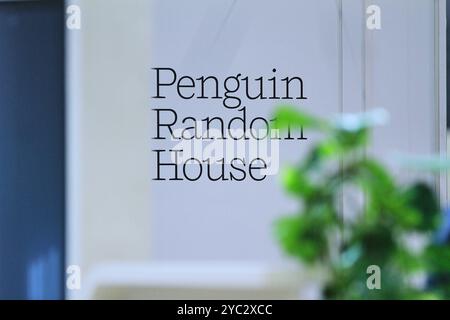 Francoforte sul meno, Assia, Deutschland, 20.10.2024: Messe: Frankfurter Buchmesse: Logo der Verlagsgruppe Penguin Random House *** Francoforte sul meno, Assia, Germania, 20 10 2024 Frankfurt Book Fair Logo del gruppo editoriale Penguin Random House Copyright: XdtsxNachrichtenagenturx dts 49335 Foto Stock