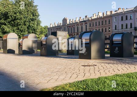San Pietroburgo, Russia - 21 giugno 2024: Moderni contenitori per la raccolta differenziata dei rifiuti nel paesaggio urbano Foto Stock