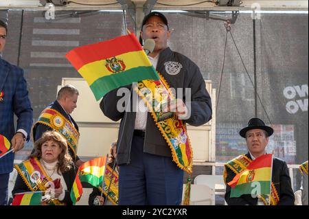 New York, Stati Uniti. 20 ottobre 2024. Il sindaco di New York Eric Adams parla durante la Queens Bolivian Parade sulla 37th Avenue a New York. Credito: SOPA Images Limited/Alamy Live News Foto Stock