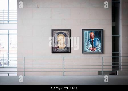 Kanzlergalerie Bundeskanzleramt DEU, Deutschland, Germania, Berlino, 14.10.2024 Freier Platz fuer das Portrait von der ehemaligen Bundeskanzlerin Angela Merkel mit Portraits vom ehemaligen Bundeskanzler Gerhard Schroeder vom Maler Joerg Immendorf , und Helmut Kohl vom Maler Albrecht Gehse , Der Ker Ker der Einhecht der Einheern Deutschlanzleramt in Berlin, Deutschland Schröder spazio libero per il ritratto dell'ex cancelliere Angela Merkel accanto a dipinti con ritratti degli ex cancellieri Gerhard Schroeder del pittore Joerg Immendorf e Helmut Kohl di Albr Foto Stock