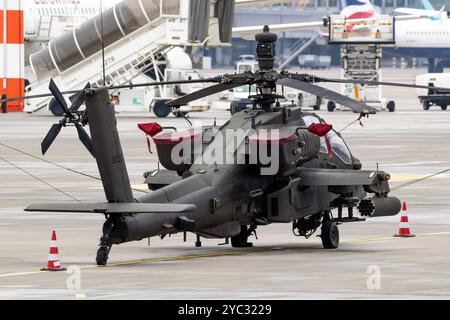 Boeing AH-64E Apache Guardian dell'esercito STATUNITENSE, elicottero d'attacco del 3-17th CAV (Fort Stewart) parcheggiato durante il transito per l'operazione Atlantic Resolve Rotation. Du Foto Stock