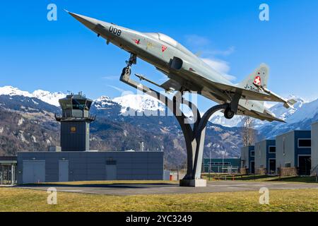 Torre di controllo ATC e caccia Northrop F-5 Tiger II in mostra alla base aerea di Meiringen. Meiringen, Svizzera - 25 febbraio 2024 Foto Stock