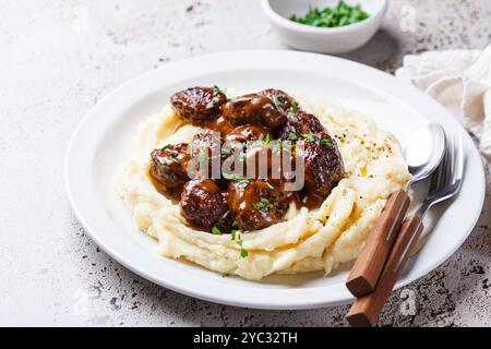 Polpette di manzo in salsa cremosa con purè di patate. Cucina scandinava. Foto Stock