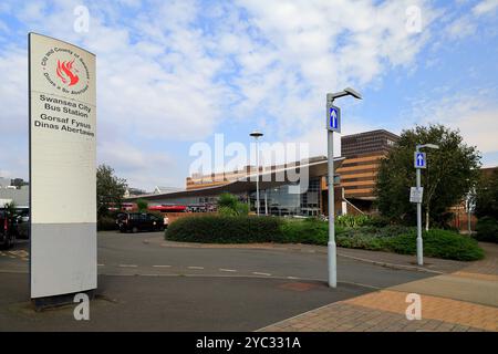 Stazione degli autobus di Swansea e cartello, Cardiff, Galles del Sud, Regno Unito. Presa ottobre 2024. Autunno Foto Stock