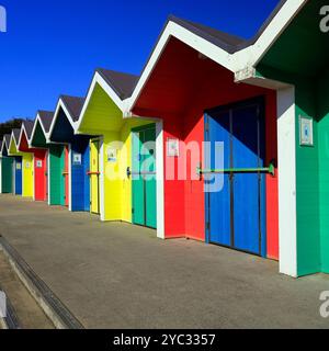 Colorate capanne in legno dipinte a Barry Island, vale of Glamorgan, Galles del Sud, Regno Unito. Presa ottobre 2024. Autunno Foto Stock