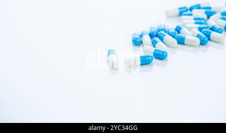 Capsule blu-bianche su sfondo bianco. farmaci da prescrizione. Norme di sicurezza ed efficacia. Scoperta e processo di sviluppo di farmaci. Intellettuale Foto Stock