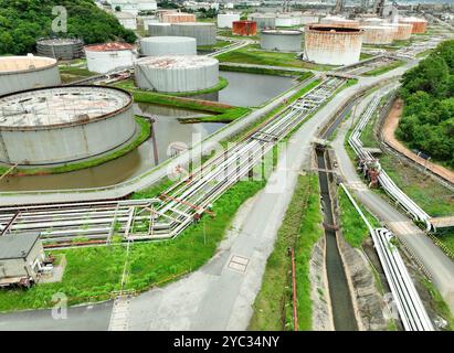 Vista aerea del serbatoio di stoccaggio del petrolio greggio e del sistema di tubazioni in un moderno impianto petrolchimico. Efficiente infrastruttura di storage e trasporto Foto Stock