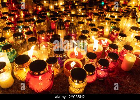 vasi colorati a lume di candela che illuminano la notte Foto Stock