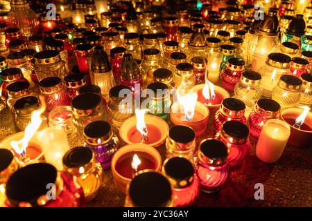 vasi di candele colorate che illuminano una veglia notturna Foto Stock