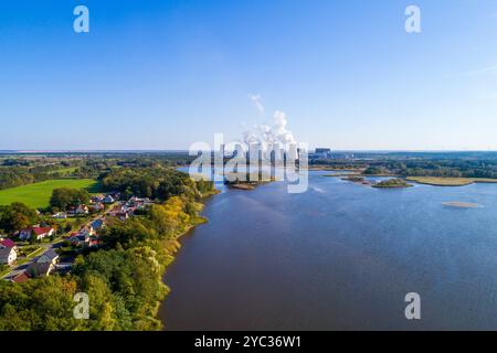 Braunkohlekraftwerk Jaenschwalde DEU/Deutschland/Brandenburg/Peitz, 17.10.2024, Peitzer Teiche mit Braunkohlekraftwerk Jaenschwalde, Luftaufnahme mit einer Drohne. *** Centrale elettrica a lignite Jaenschwalde DEU Germania Brandenburg Peitz, 17 10 2024, Peitzer Teiche con centrale a lignite Jaenschwalde, vista aerea con drone AF Peitz 44069.jpeg Foto Stock